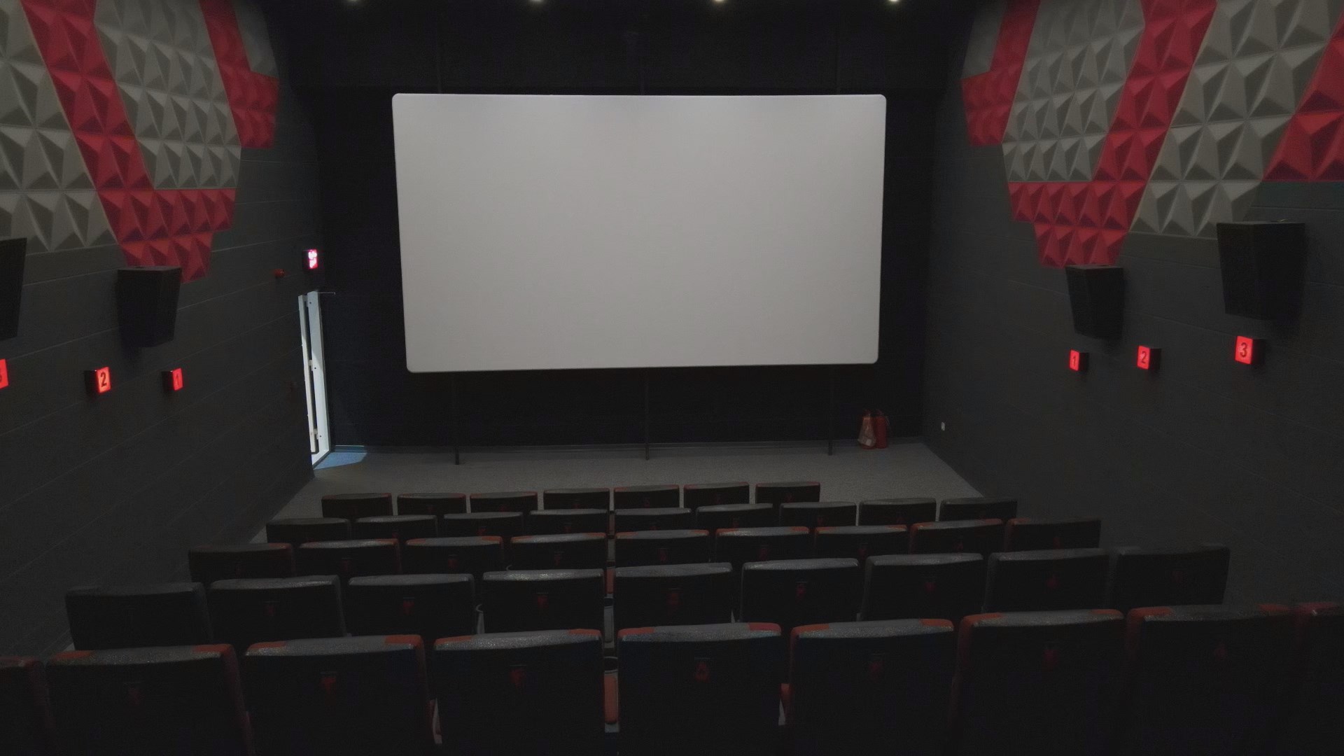 سالن شماره 2 سینمای آرین با طراحی مدرن و صندلی‌های راحت