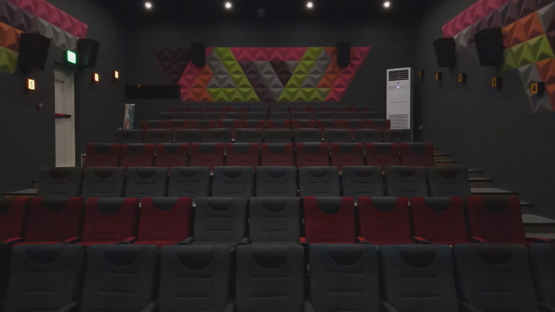 سالن شماره 1 سینمای آرین با ظرفیت 80 نفر و پرده نمایش بزرگ